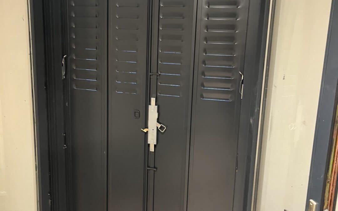 Installation de persiennes en acier FERASCA pour une porte-fenêtre à Caluire