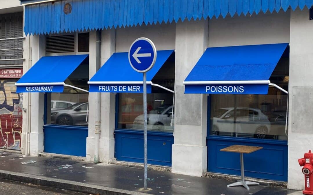 Installation de stores extérieurs avec lambrequins lumineux et peints pour un restaurant à Lyon 6ème
